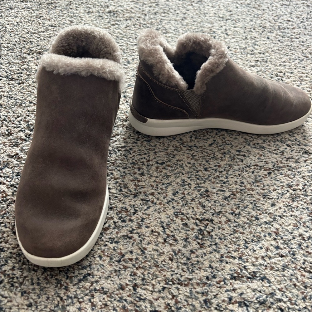 Women’s Olukai Kamau boots, size 7